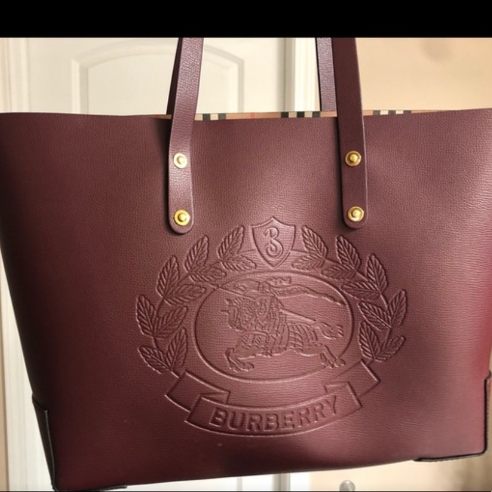 🤍🤍Embossed Crest Burberry Tote 🤍🤍